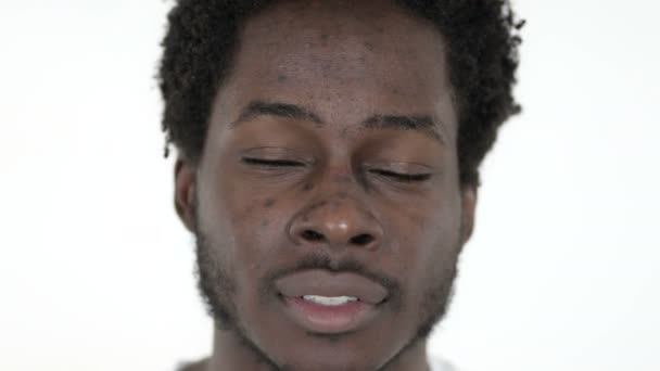 Gesicht aus nächster Nähe von lächelnden jungen afrikanischen Mann auf weißem Hintergrund — Stockvideo