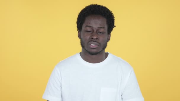 歯痛、黄色の背景に孤立した歯の痛みを持つ若いアフリカ人男性 — ストック動画
