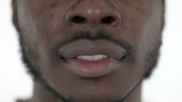 Primer plano de los labios sonrientes de un joven africano — Vídeo de stock