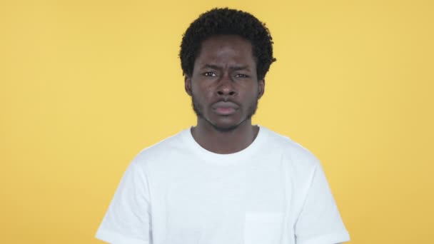 Ogillar ung afrikansk man avvisa erbjudandet isolerade på gul bakgrund — Stockvideo