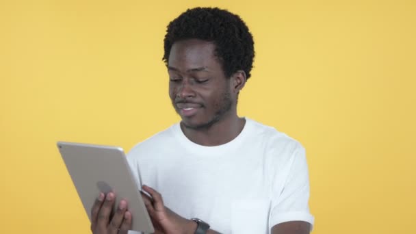年轻的非洲男人浏览互联网, 使用平板电脑 — 图库视频影像