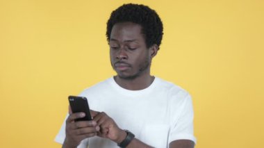 Mutlu Genç Afrikalı Man Cheering Sürpriz Başarı Smartphone Sarı Arka Plan Izole