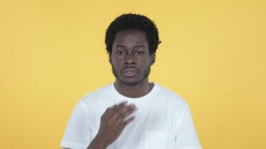Afrika delikanlı üzerinde sarı arka plan izole tarafından uçan öpücük