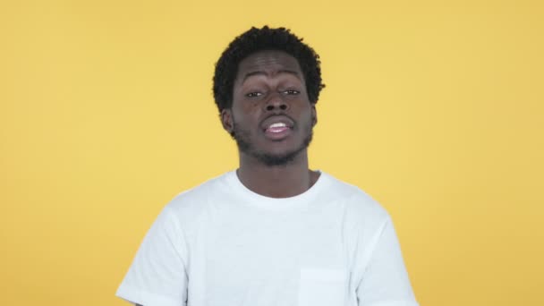Klappa ung afrikansk man, applåderar isolerade på gul bakgrund — Stockvideo