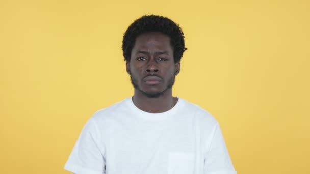 Jeune homme africain à la recherche d'une nouvelle chance, fond jaune — Video