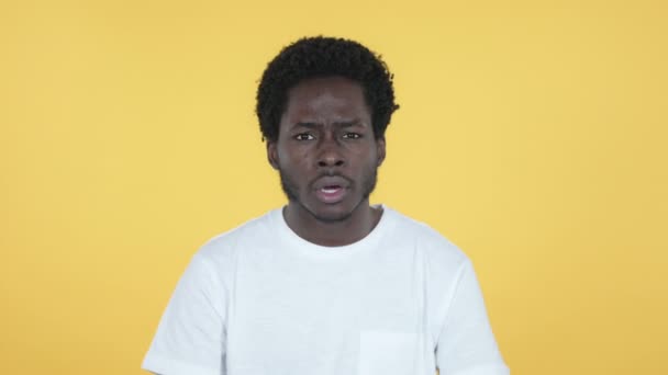 Chockad ung afrikansk man förvånad över att undra isolerad på gul bakgrund — Stockvideo