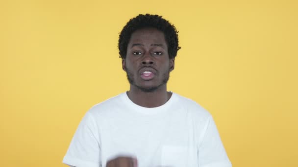 노란색 배경에 좌절과 분노 고립 된 젊은 아프리카 사람 — 비디오