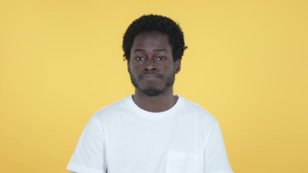 Rechazar a un joven africano que no le gusta la oferta aislado sobre fondo amarillo — Vídeos de Stock
