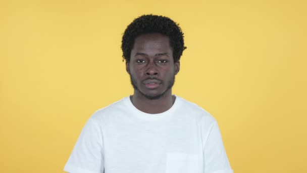 黄色の背景に分離された若いアフリカ人によって大丈夫サイン — ストック動画