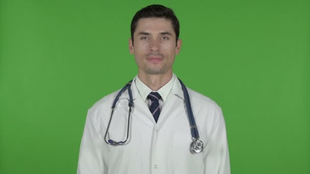 Fröhlicher Arzt zeigt Daumen hoch, Chroma-Schlüssel — Stockvideo
