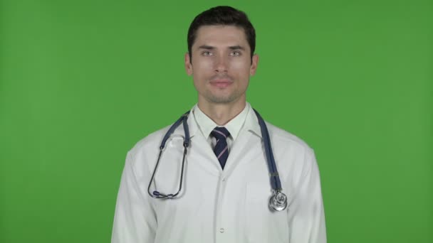 Neşeli Genç Doktor Kamera, Chroma Key gülümseyen — Stok video