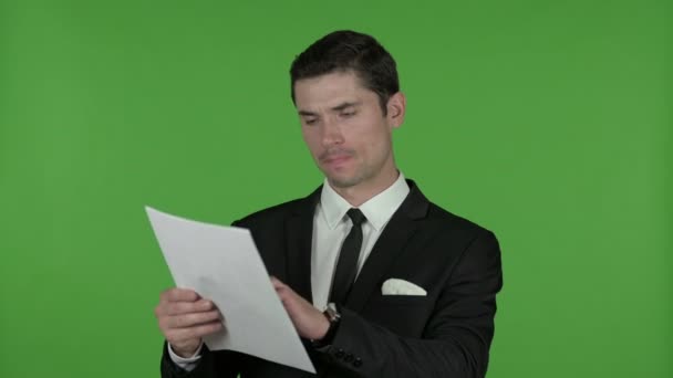 Возбужденный молодой бизнесмен читает документы, Chroma Key — стоковое видео