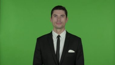 Fists ile Zafer İşareti yapan işadamı, Chroma Key