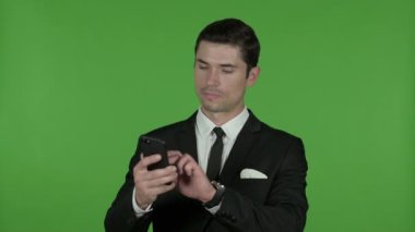 Heyecanlı Genç İşadamı Kullanarak Cep Telefonu, Chroma Anahtar