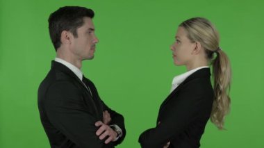 Çekici Erkek ve Kadın Profesyonel Birbirlerine bakıyor ve Gülümseyen, Chroma Anahtar