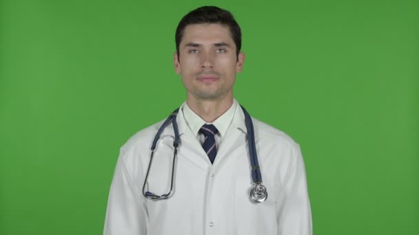 Médico jovem ambicioso usando seu celular, Chroma Key — Vídeo de Stock