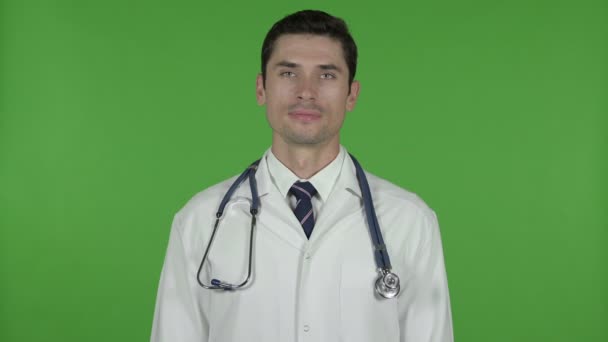 Médico bonito mostrando símbolo do coração, Chroma Key — Vídeo de Stock