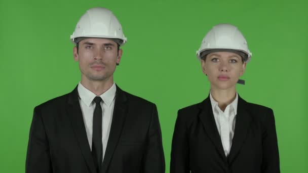 Heureux hommes et femmes professionnels d'affaires debout avec les bras croisés, Chroma Key — Video