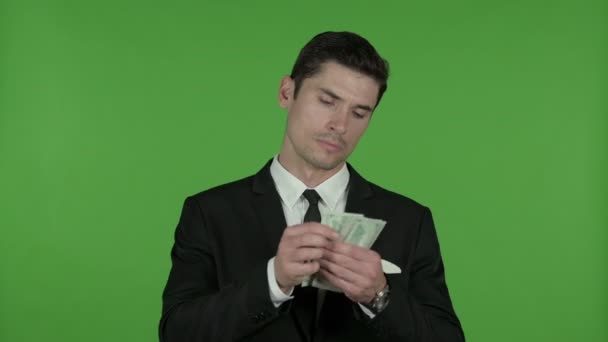 お金と招待を数える若いビジネスマン, クロマキー — ストック動画