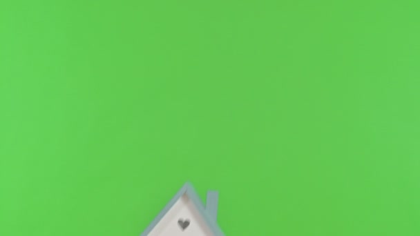 Zobrazení modelu malého domu, zelený chroma klíč — Stock video