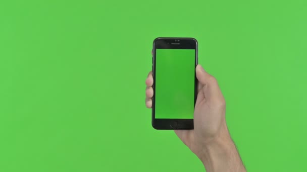 Holding függőleges smartphone képernyő, zöld chroma kulcs — Stock videók