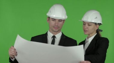 Mutlu Kadın Mühendis Erkek Mühendis, Chroma Anahtar Için Blueprint Açıklayan