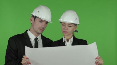 Memnun Erkek Mühendis Kadın Mühendis, Chroma Anahtar İnşaat Blueprint Açıklama