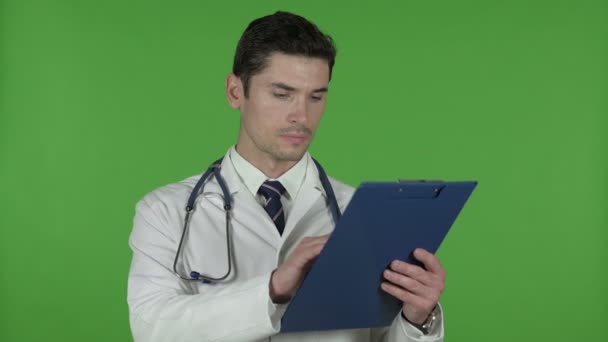 Доктор просматривает контрольные документы, хроматический ключ — стоковое видео