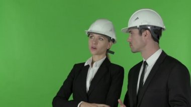 Kadın İnşaat Mühendisinin Erkek Mühendisle Ayakta Duruşuna Bakışı, Chroma Key