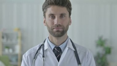 Neşeli genç doktor Kameraya gülümsüyor