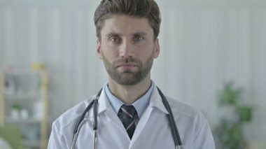 Ciddi Genç Doktor Parmak İşareti ile Hayır diyor