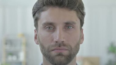 Neşeli Genç Adamın Kameraya Yüksek Sesle Gülümsediportresi