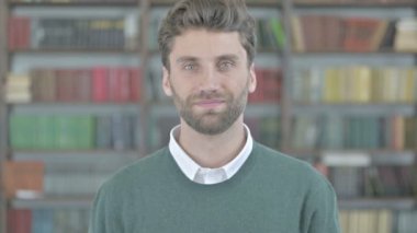 Heyecanlı Genç Adam Her Iki Yumruk ile Kutluyor