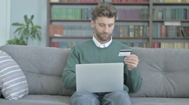 Kanepede Oturan ve Laptop'ta Kredi Kartı Detayı Ekleme