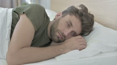 Uyurken Yatakta Baş Ağrısı Olan Genç Adamın Yakın Çekim