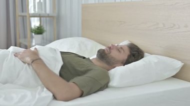 Hasta Genç Adam Yatakta Nap yerken öksürük