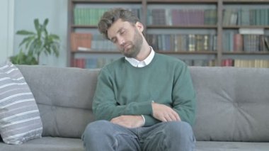 Yorgun Genç Adam Kanepede oturan ve hızlı Nap sahip