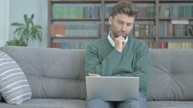 Düşünceli Adam Laptop Çalışırken Düşünme