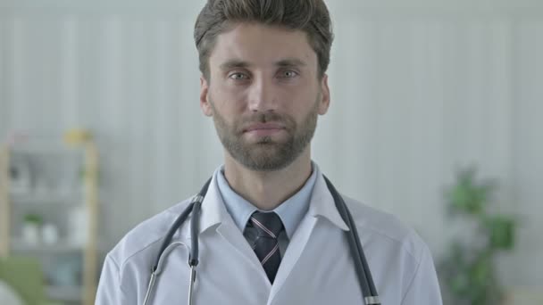 Fröhliche junge Ärztin zeigt Daumen hoch — Stockvideo