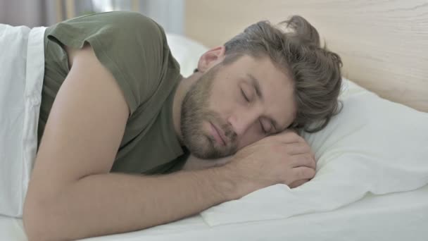 Primo piano del giovane che dorme comodamente a letto — Video Stock