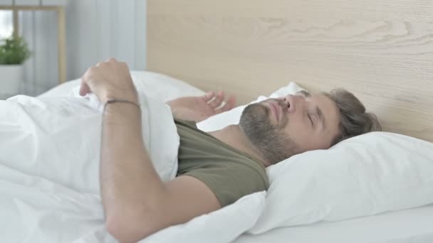 Deprimovaný mladý muž s drsnou architekturou v posteli — Stock video