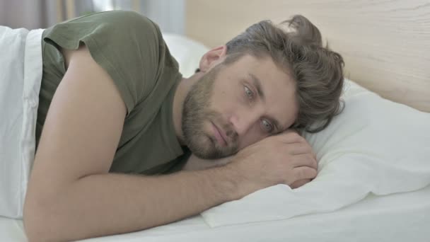 Close-up de Thoughtful Young Man tentando dormir na cama — Vídeo de Stock