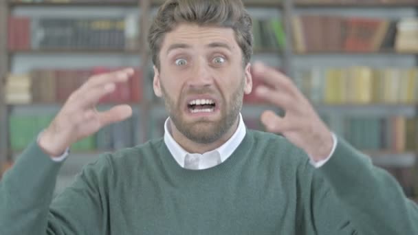 Geschokt jonge man krijgen boos na verrassing — Stockvideo