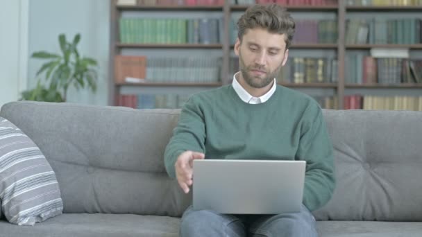 Joven poniendo su ordenador portátil lejos y dejando — Vídeo de stock