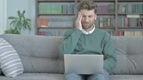 Cansado homem tendo dor de cabeça enquanto trabalhava em seu laptop — Vídeo de Stock