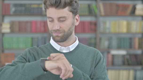 Ambizioso giovani ragazzo utilizzando la sua intelligente orologio — Video Stock