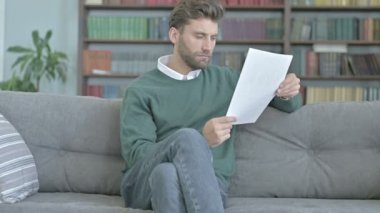 Düşünceli Adam Kanepede Oturur ve Belgeleri İnceleme