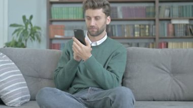 Heyecanlı Genç Adam Telefonunu Kontrol Ve Kutluyor