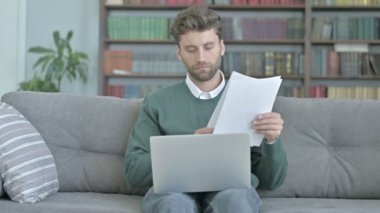 Ciddi Adam Çalışma Belgeleri ve Laptop Üzerinde Çalışma