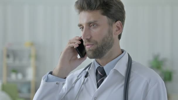 Ambizioso giovane medico parlando sul cellulare — Video Stock